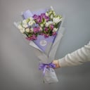 Букет из 5 эустом и 3 альстромерий