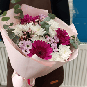 Букет «Яркий вечер» из хризантем и гербер