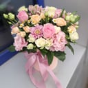 Коробка с цветами «Нежность лета» из роз и эустом