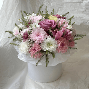 Шляпная коробка с цветами «Летняя свежесть» из гвоздик и роз