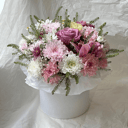 Шляпная коробка с цветами «Летняя свежесть» из гвоздик и роз