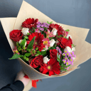 Букет красный из гербер и альстромерий