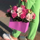 Композиция «Букет в сумочке» из роз и эустом