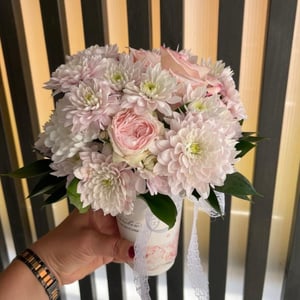 Композиция «Цветы в стаканчике» из хризантем и роз