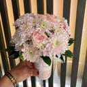 Композиция «Цветы в стаканчике» из хризантем и роз