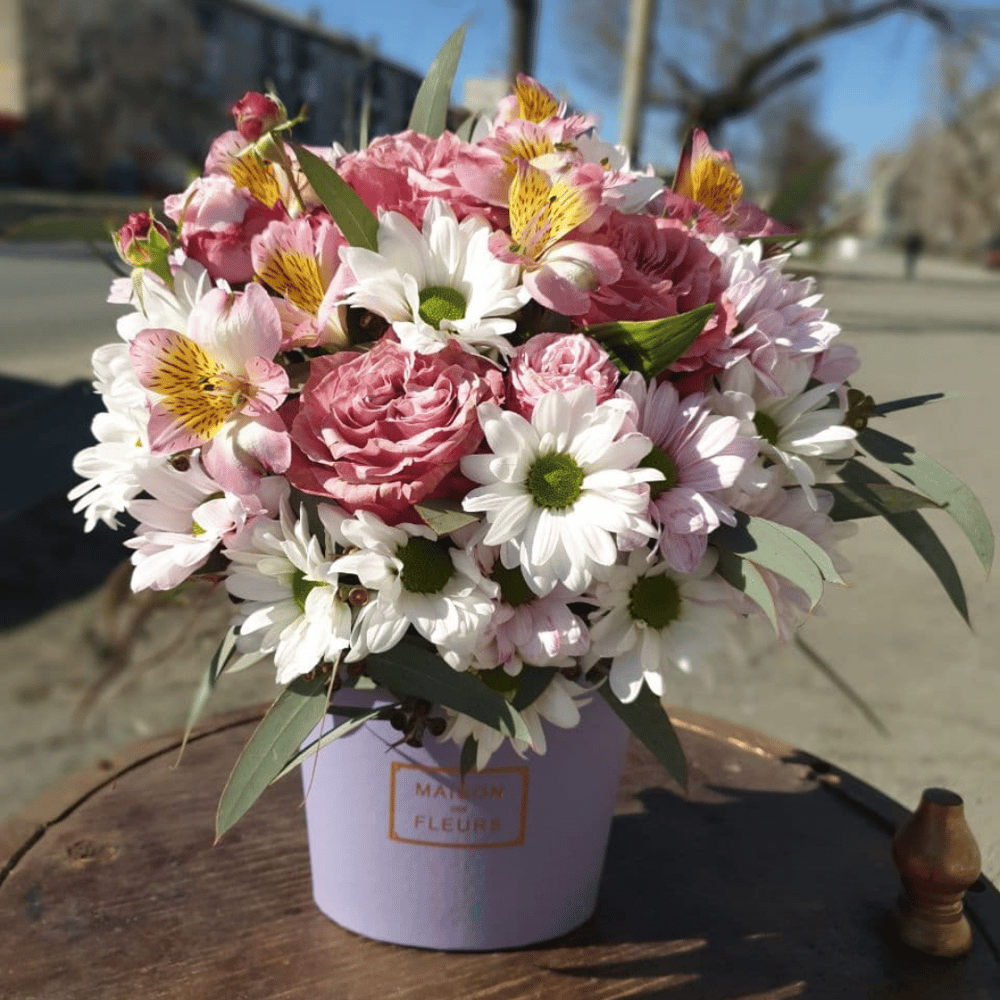 Коробка с цветами «Композиция Кустовых Хризантем и Альстромерии»