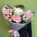 Букет с хризантемой и диантусами из гвоздик и альстромерий