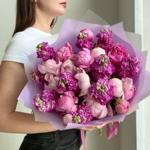 Ароматный букет из пионов и экзотических цветов
