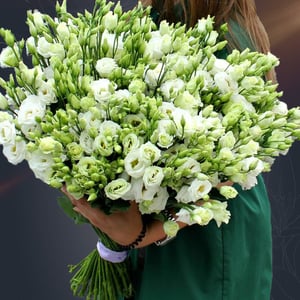 Букет из 75 белых лизиантусов из эустом