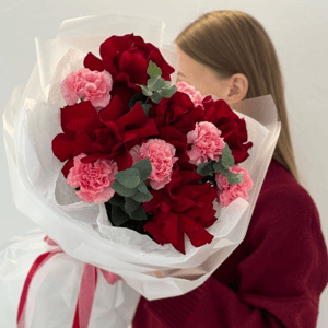 Сборный букет с вывернутой розой