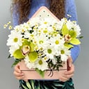 Коробка с цветами «Бенефис» из хризантем и орхидей