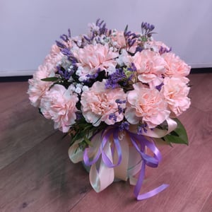 Шляпная коробка с цветами «Цветочная композиция "Лунная"» из гвоздик и гипсофил