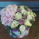 Шляпная коробка с цветами «Гармония красоты» из роз и гортензий