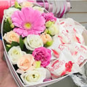 Подарочный набор «Сердце радости» из роз и эустом