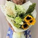 Букет «Первоклашка» из гвоздик и подсолнухов