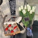 Подарочный набор «Комбо из клубники в шоколаде и тюльпанов»
