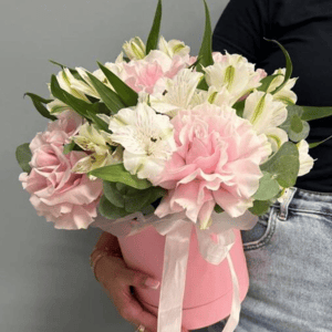 Шляпная коробка с цветами «Букет из французских роз и альстромерии»