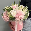 Шляпная коробка с цветами «Букет из французских роз и альстромерии»