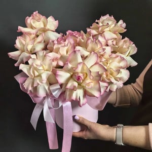 Шляпная коробка с цветами «Композиция с французскими розами»
