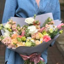 Букет «Радость» из роз и эустом