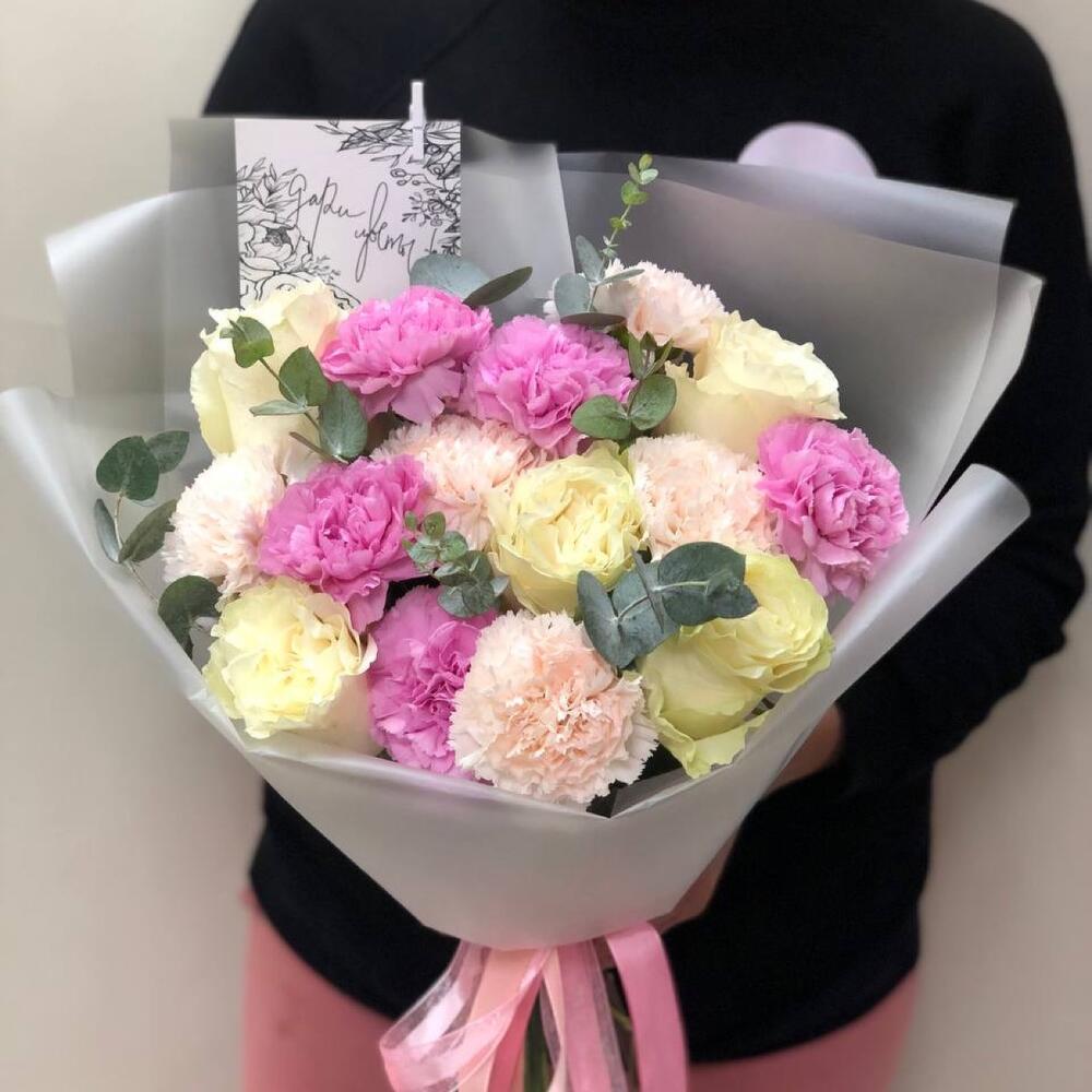 Букет из роз и гвоздики с эвкалиптом