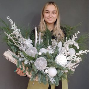 Корзина с цветами «Зимняя магия хвойных ветвей»