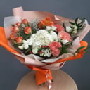 Букет «Яркий огонёк» из эустом и гвоздик