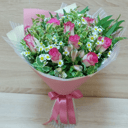 Букет с розовыми розами и ромашками