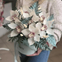 Шляпная коробка с цветами «Очарование» из орхидей