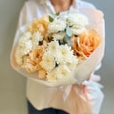 Букет «Персиковый тортик» из роз и хризантем