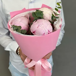 Букет с пионами и эвкалиптом