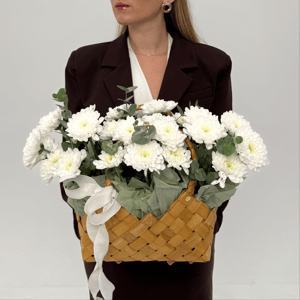 Корзинка с хризантемой и эвкалиптом