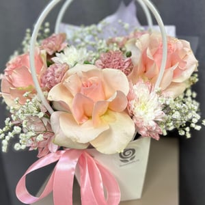 Коробка с цветами «Радость жизни» из роз и хризантем