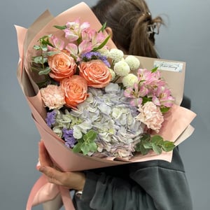 Букет Яркий день из роз и альстромерий