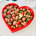 Сердце 38 см с клубникой в шоколаде