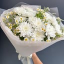 Букет с хризантемой и мелкой ромашкой