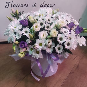 Шляпная коробка с цветами «Цветочная композиция "Мелодия рояля"» из хризантем и эустом