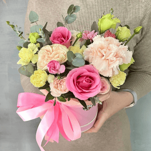 Шляпная коробка с цветами «Неженка» из роз и гвоздик