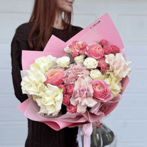 Яркий букет из Пионовидных роз, кустовых роз, гортензии и диантусов