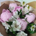 Букет «Фламинго» из пионов и альстромерий