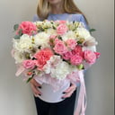 Шляпная коробка с цветами «Коробочка с кустовыми розами и диантусам»