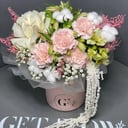 Шляпная коробка с цветами «Сборная композиция» из гвоздик и альстромерий