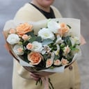 Букет «Персиковые нотки» из роз и эустом