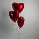 Три фольгированных сердца.