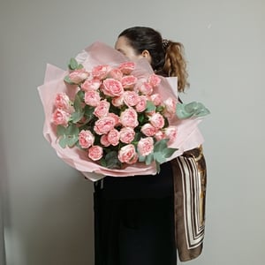 Букет из кустовых розовых роз