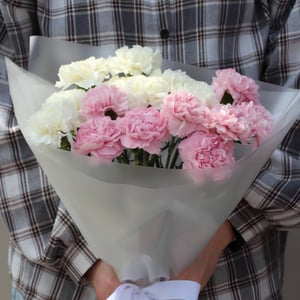 Розово-белый букет из гвоздик