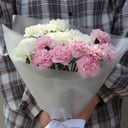 Розово-белый букет из гвоздик