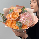 Букет «Персиковые пионовидные розы с гортензией»