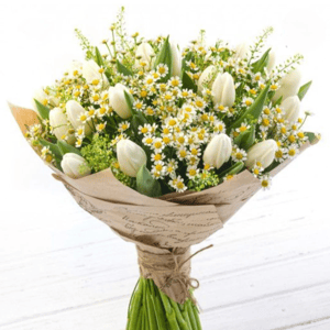 Букет из тюльпанов и матрикарий