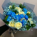 Небольшой микс букет из роз и хризантем